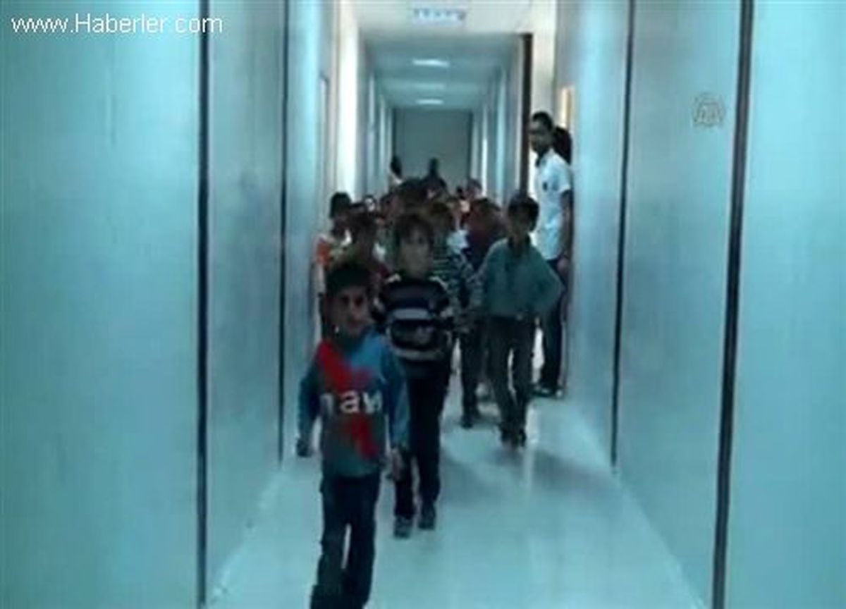 Suriyeli öğrenciler prefabrik okulda eğitim başladı