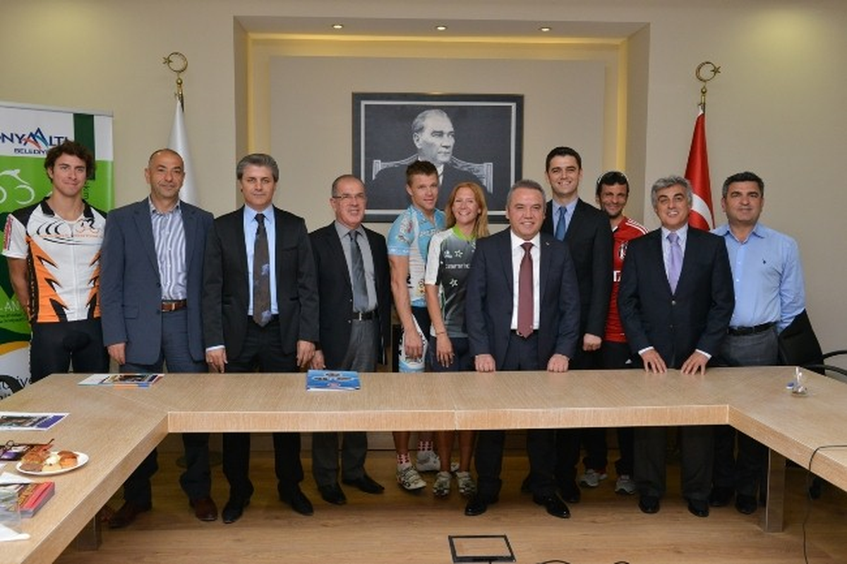 Triatlon Yarışı Konyaaltı\'nda Start Alıyor