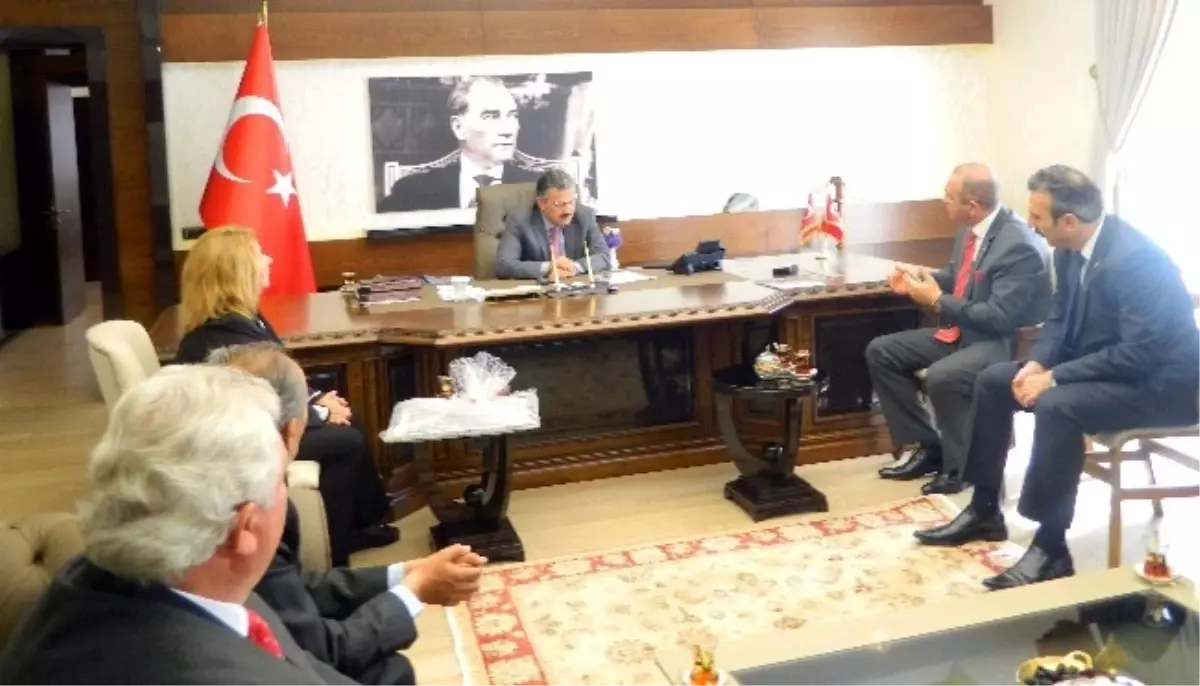 Vali Ayyıldız'dan Kızılay'a Destek