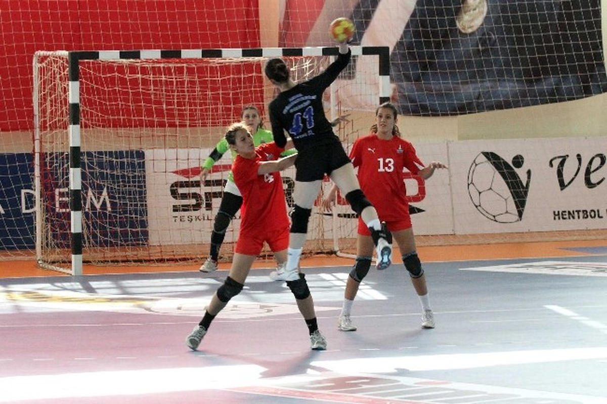 Yenimahalle Genç Bayanlar Hentbol Takımı Farklı Başladı