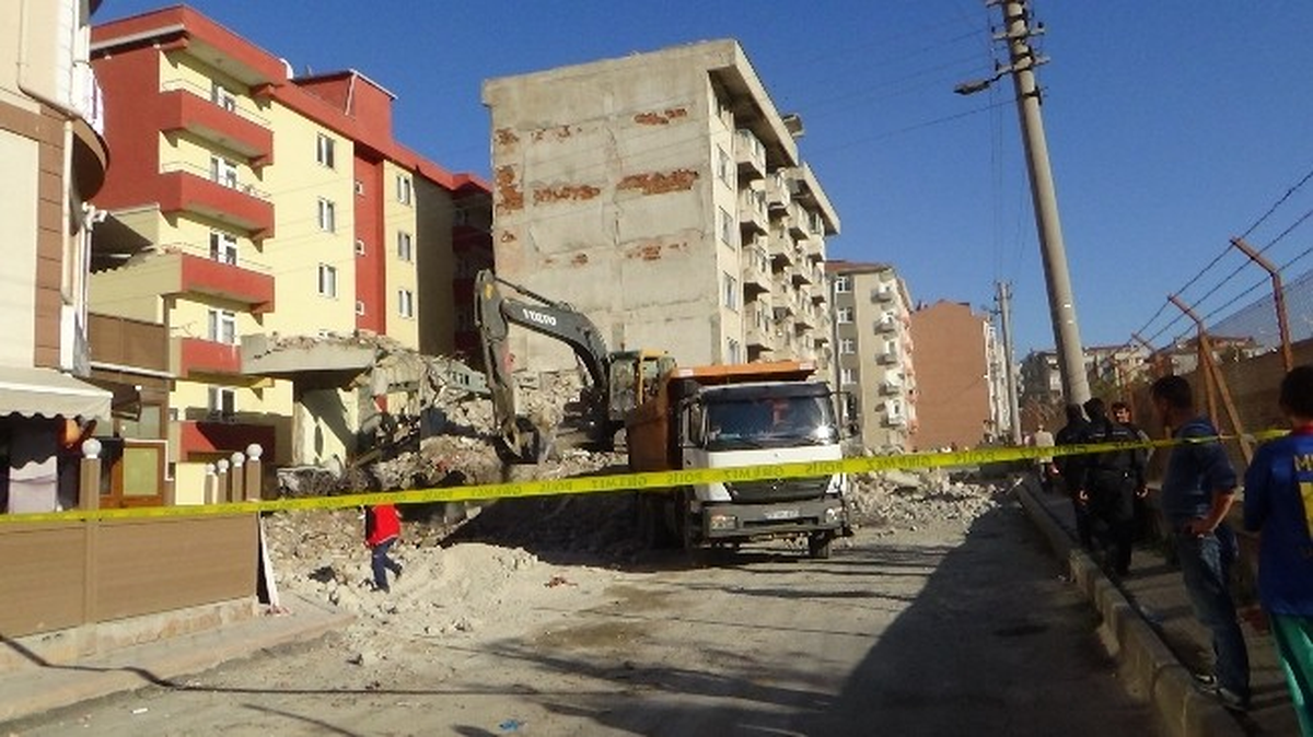 Yıkım Yapan İşçilerle Hurdacılar Tartıştı