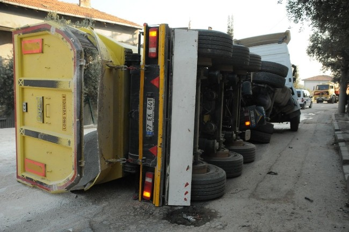 26 Ton Yükle Öğrenci Servisine Çarptı