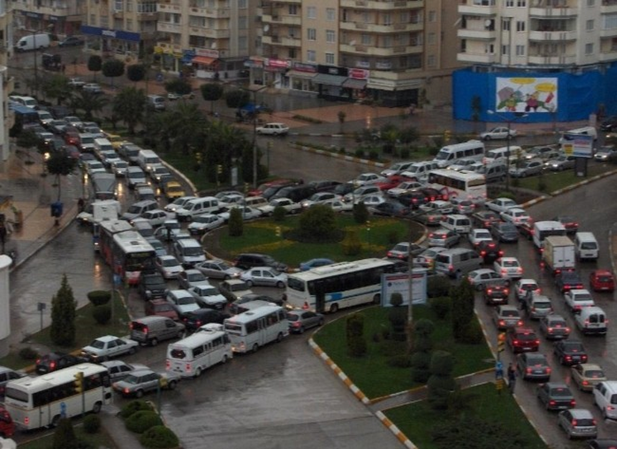 Adana'da Trafiği Yol Çalışması Değil, Araç Sayısı Kilitliyor