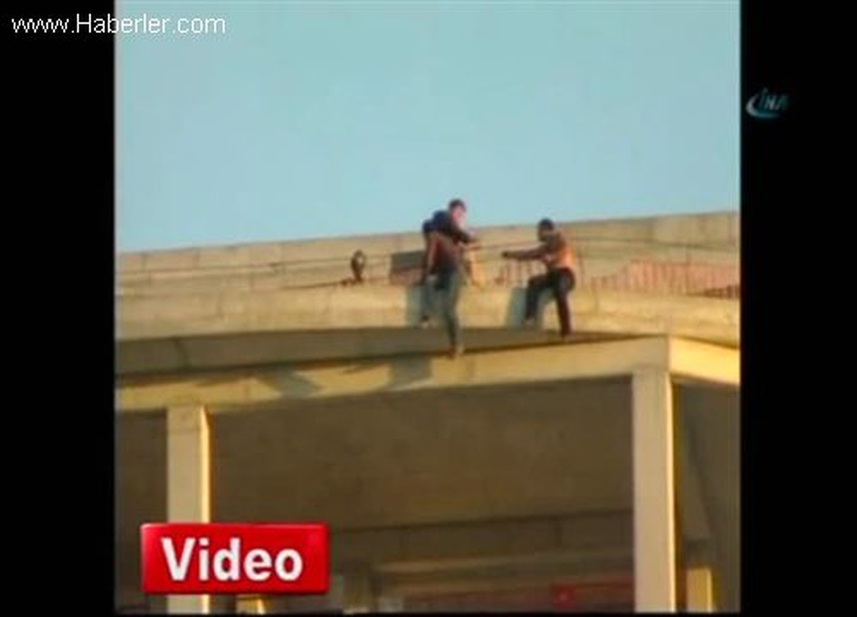 AK Parti Merkez Binası\'nın Karşısında İntihar Girişimi