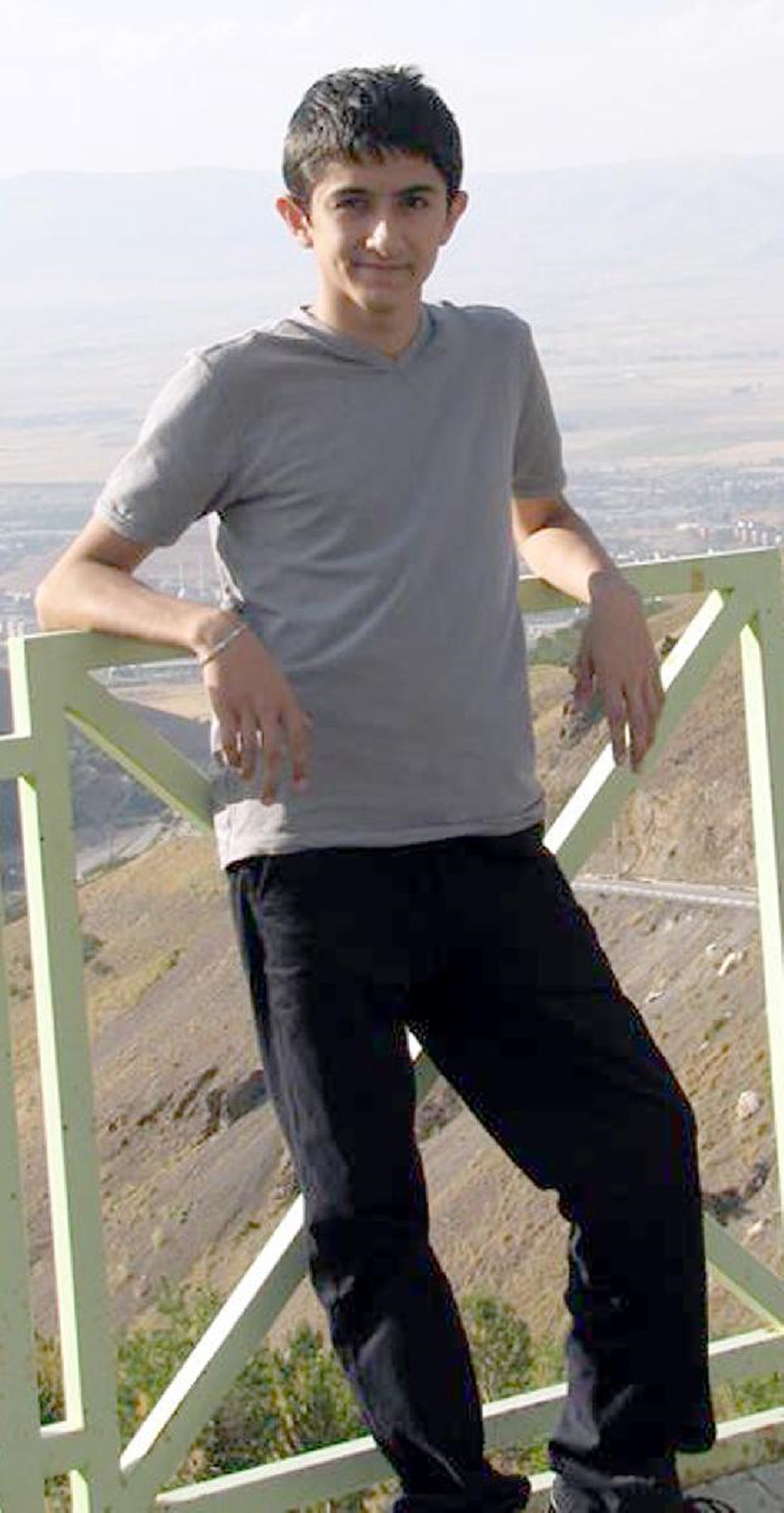 Anne ve Babasının Gözleri Önünde İntihar Etti