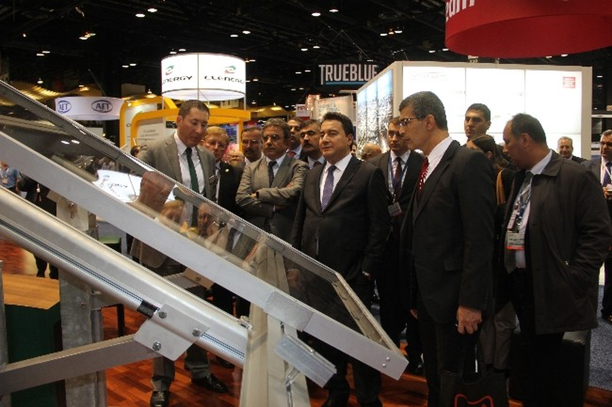 Babacan ve Türk İşadamları ABD\'de Güneş Enerjisi Fuarını Gezdi