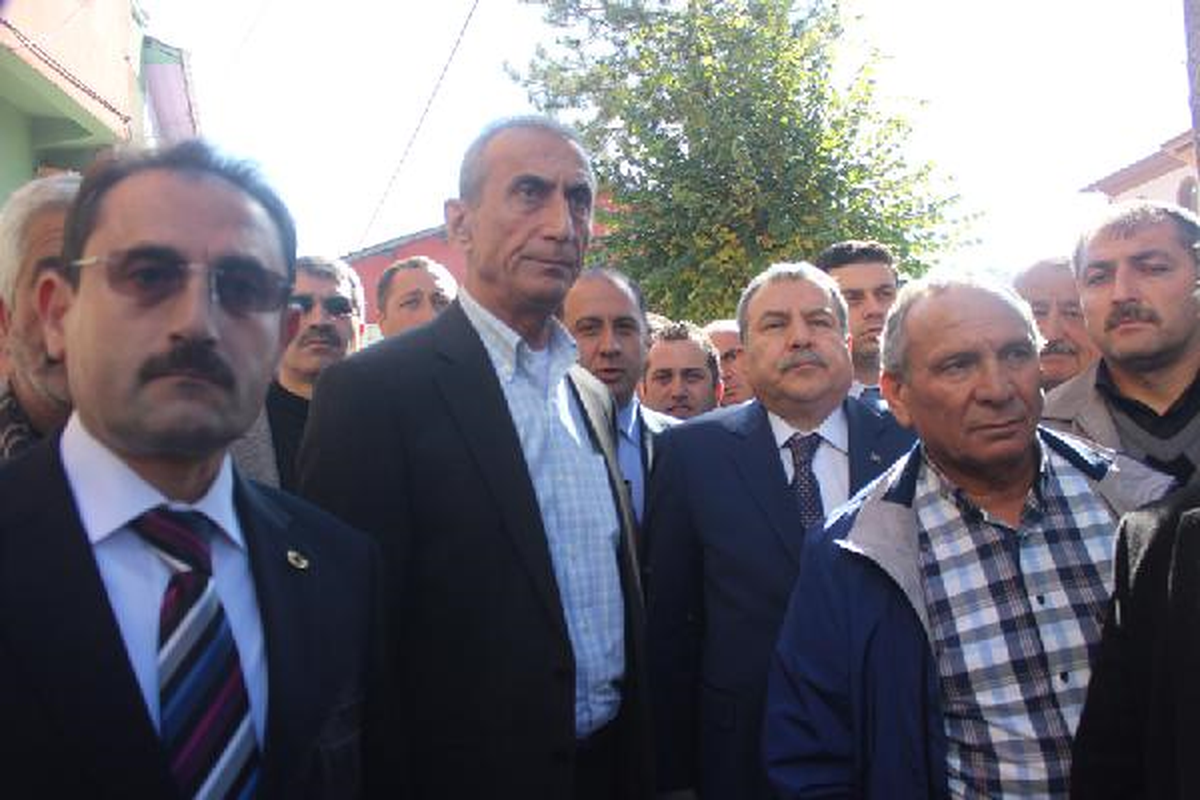 Bakan Helikopterle Stada İndi, Protokol Toz İçinde Kaldı (2)