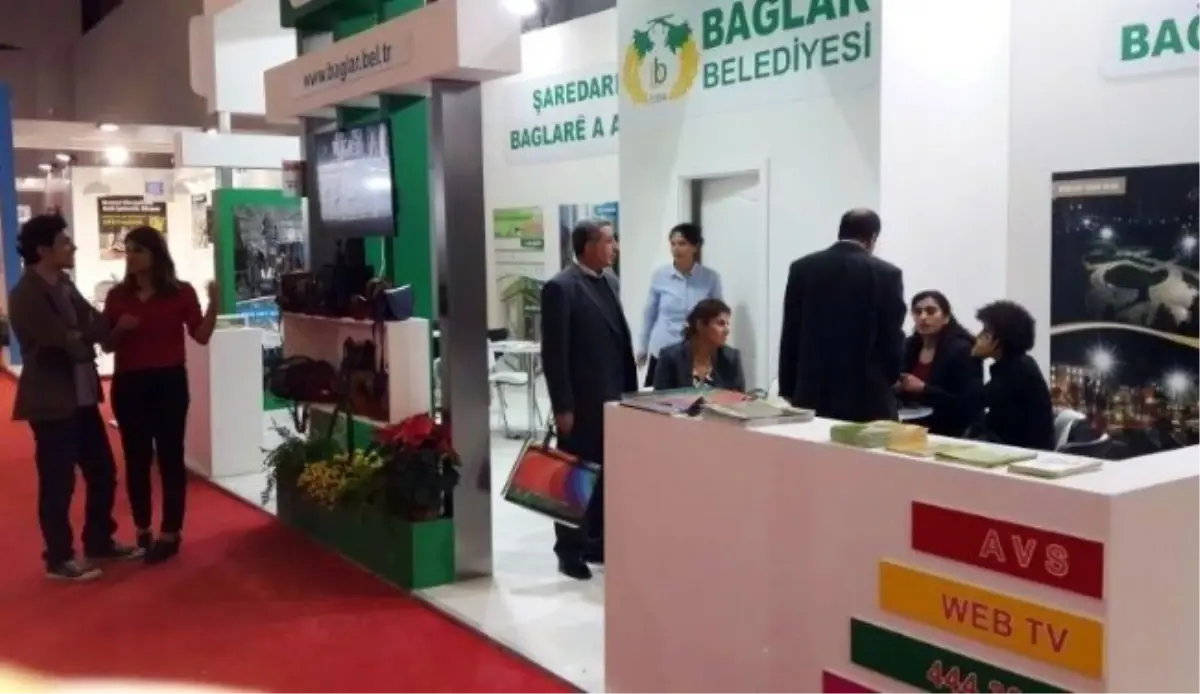 Bakan Yıldırım ile Milletvekili Tuncel Bağlar Belediyesi Standını Gezdi