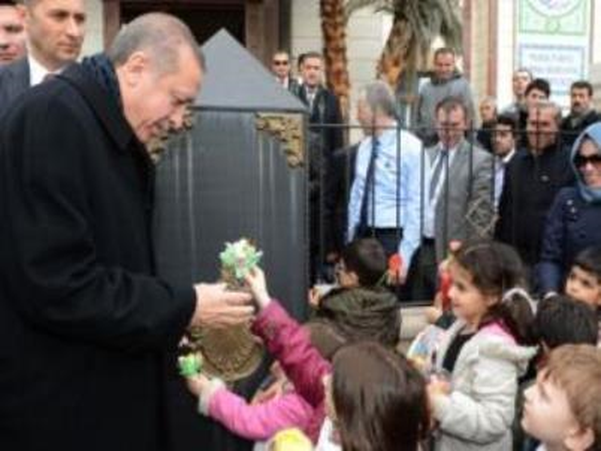 Başbakan Erdoğan, Cuma Namazını Başyazıcıoğlu Camisi\'nde Kıldı