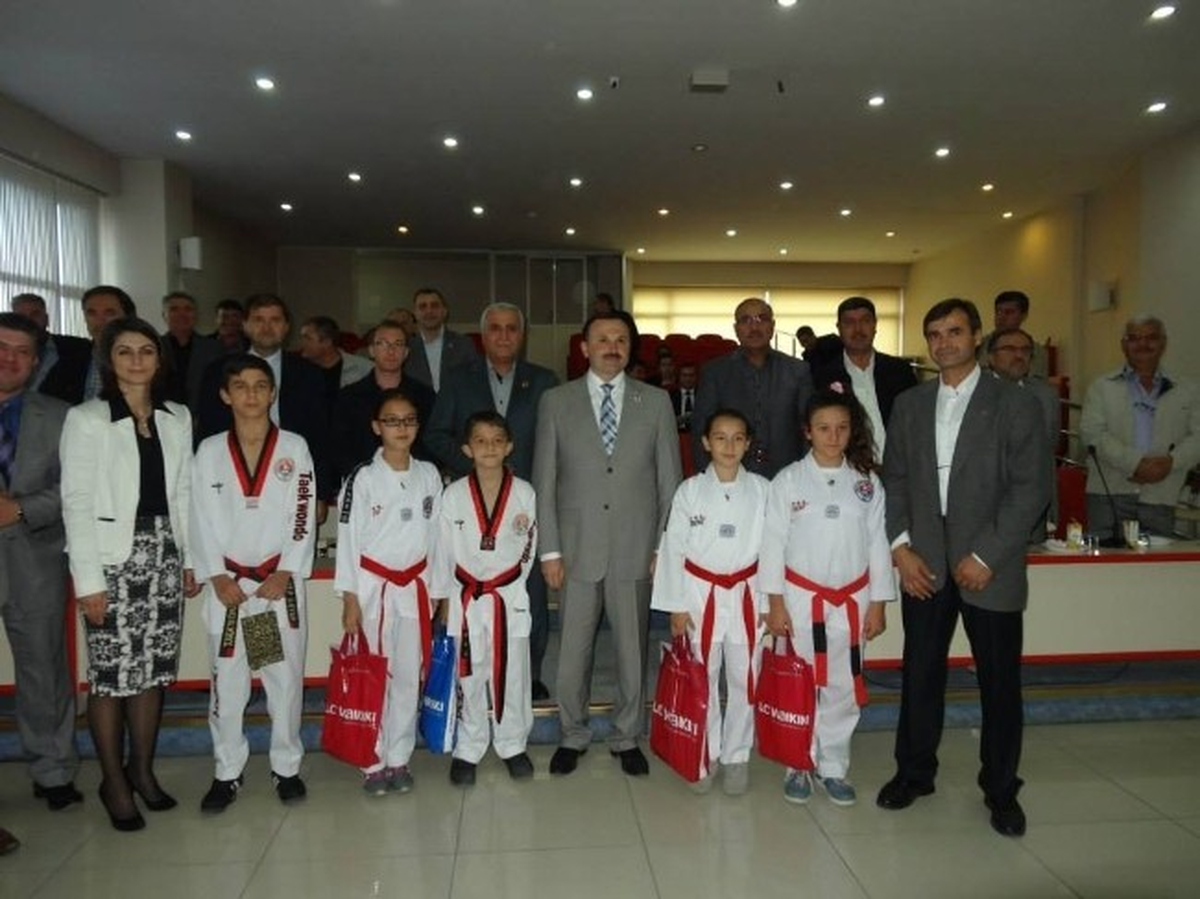 Başkan Ergene\'den Başarılı Tekwandoculara Jest