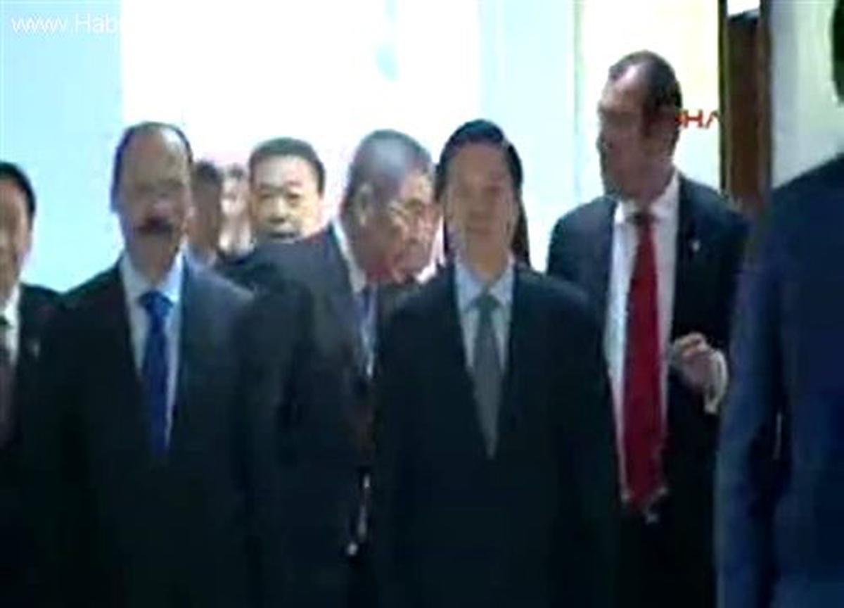 Bekir Bozdağ, Çin\'li Bakan Liu Qibao\'a İznik Çinisi Hediye Etti