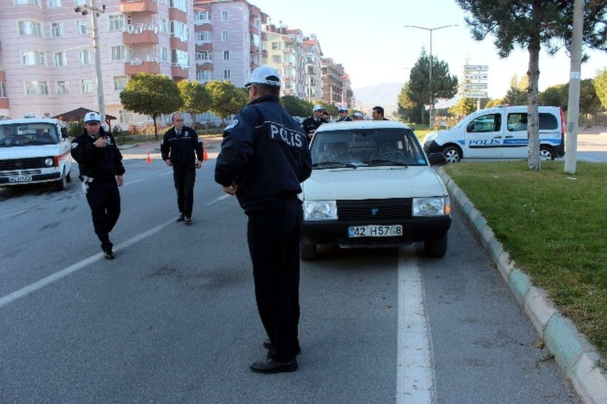 Beyşehir\'de Otomobil Yayaya Çarptı