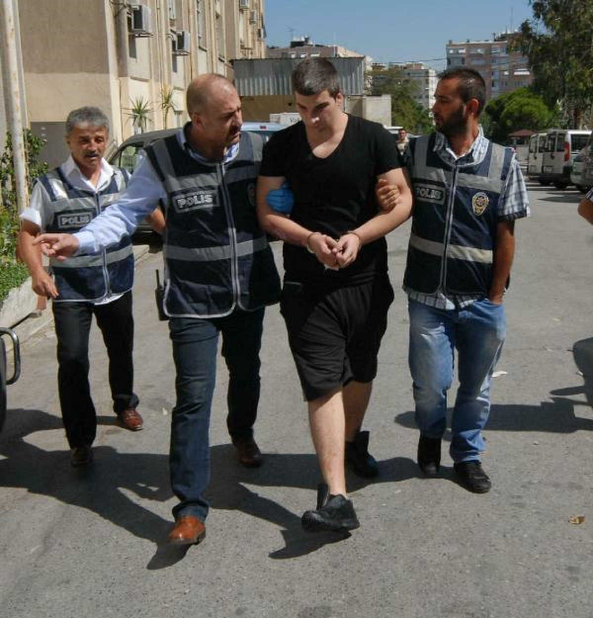 İzmir\'de Bıçaklı Saldırıda Eşi Öldü, Kendi Felç Kaldı