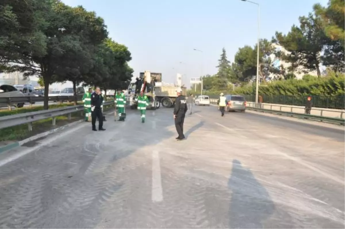 Cam Yüklü Kamyon Devrildi, Bursa\'da Trafik Felç Oldu