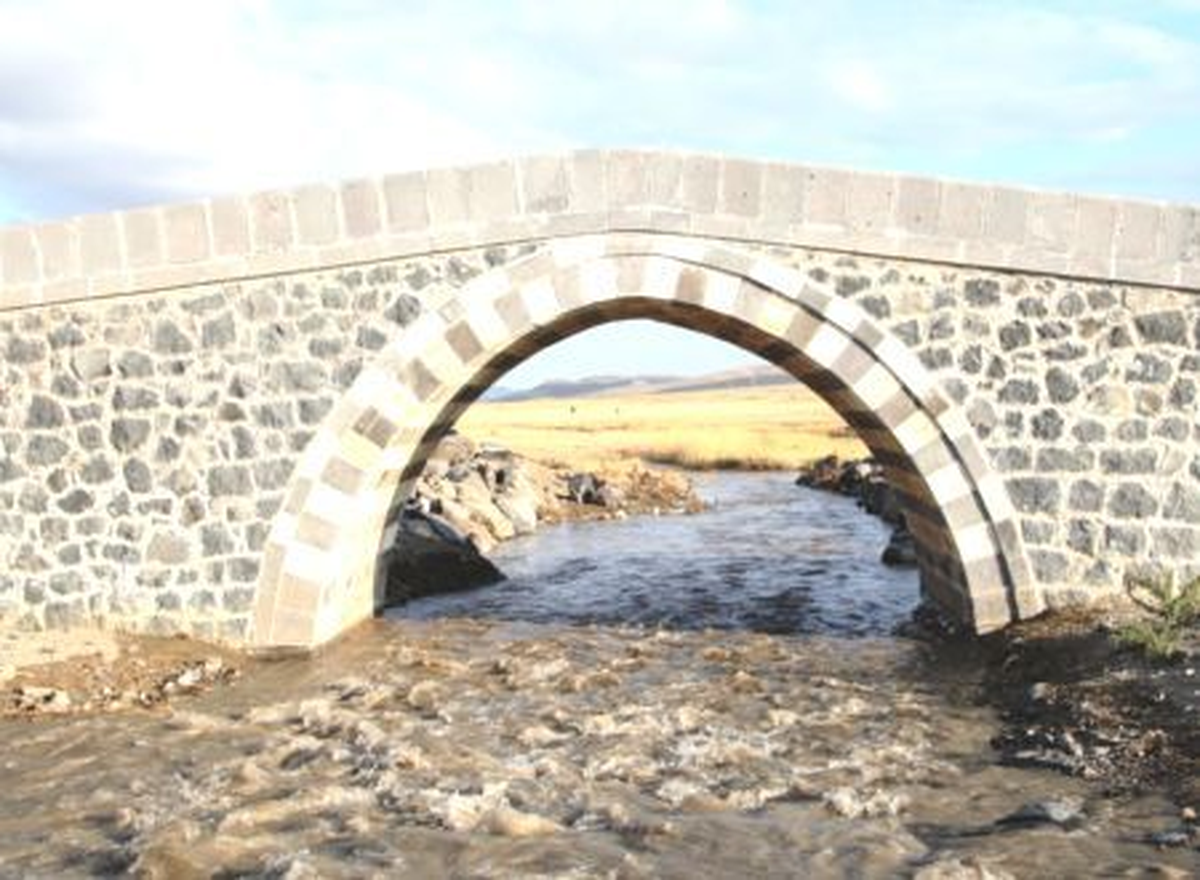 Doğubayazıt\'taki Tarihi Köprü Restore Edildi