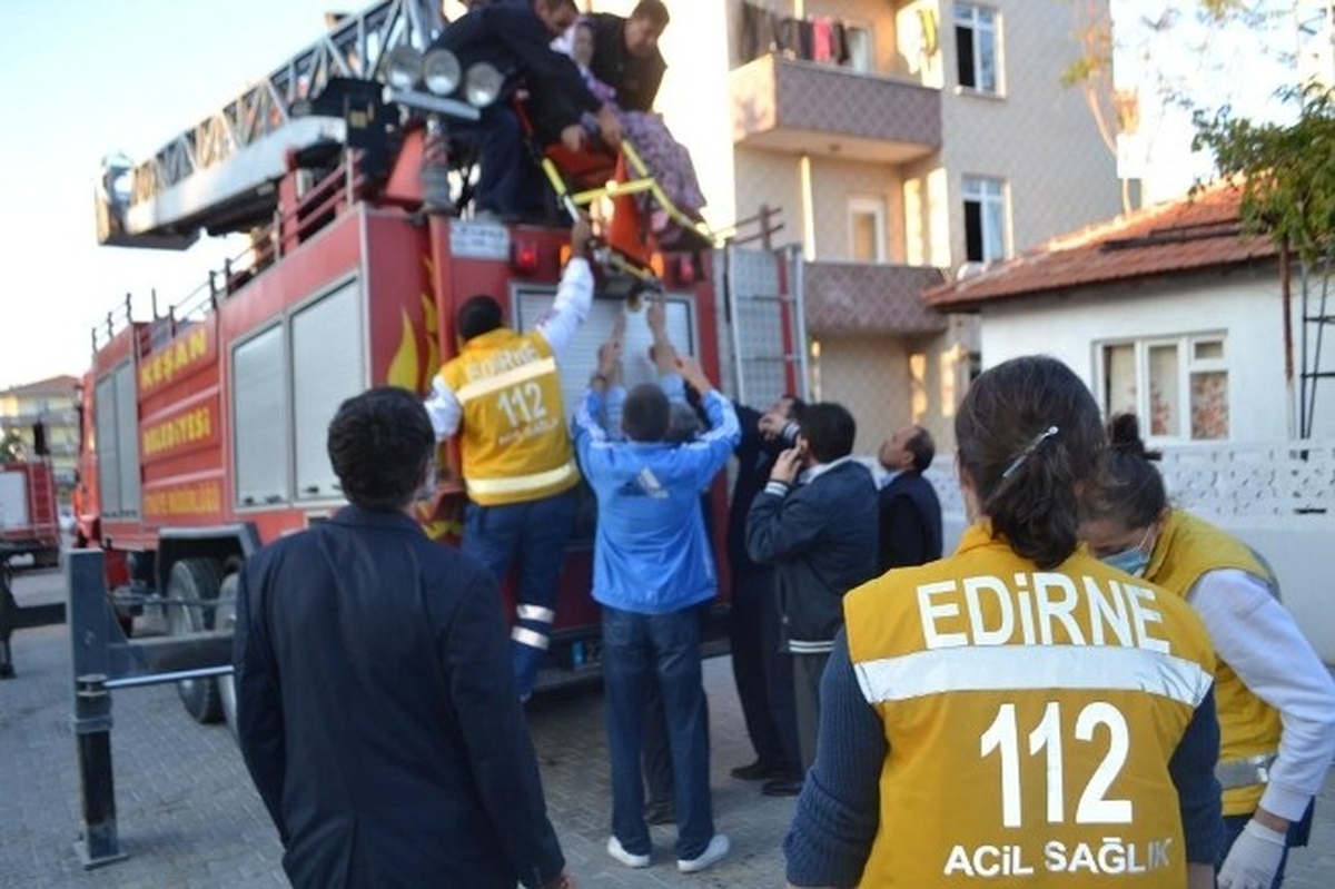 Elektrik Panosu Patlayan Apartmanda Mahsur Kalanları İtfaiye Kurtardı
