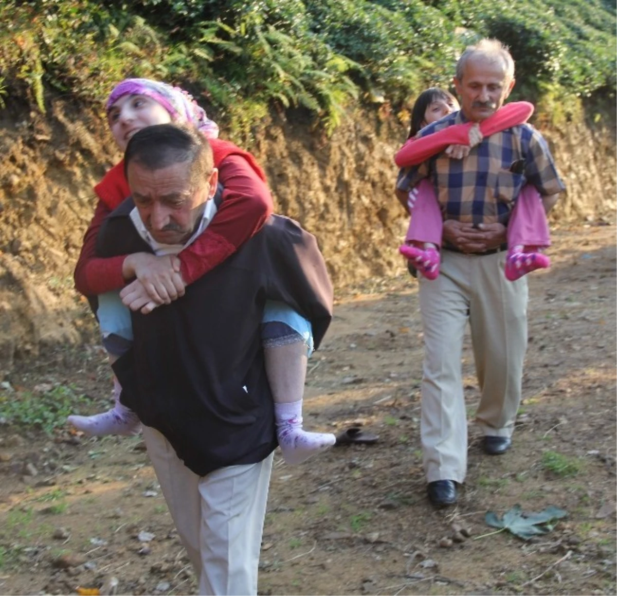 Rize\'de Engelli Kızlarını Sırtında Taşıyor