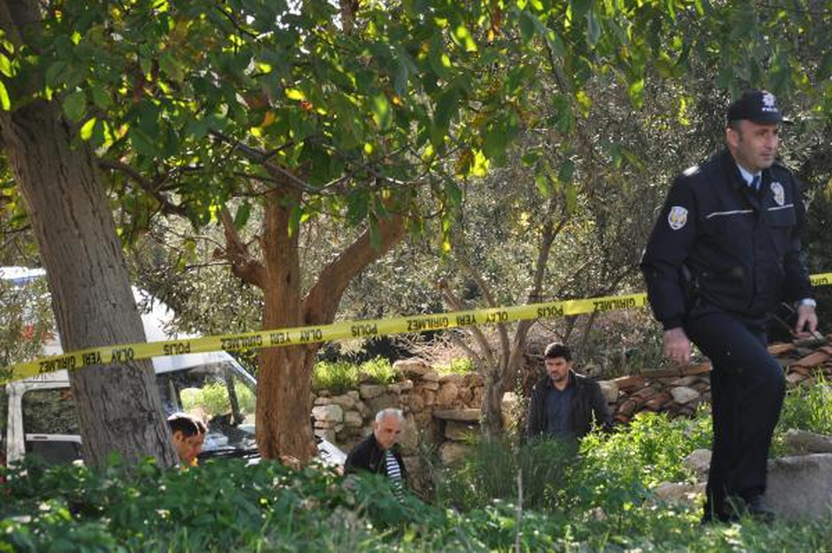 Eşi ile Tartışan Garson, Kendini Ağaca Astı