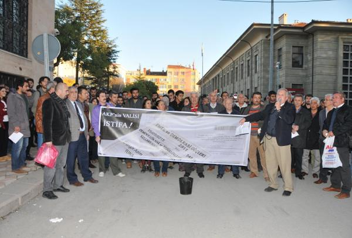 Eskişehir\'de Eylemciler Kesilen Ceza Makbuzlarını Yaktı