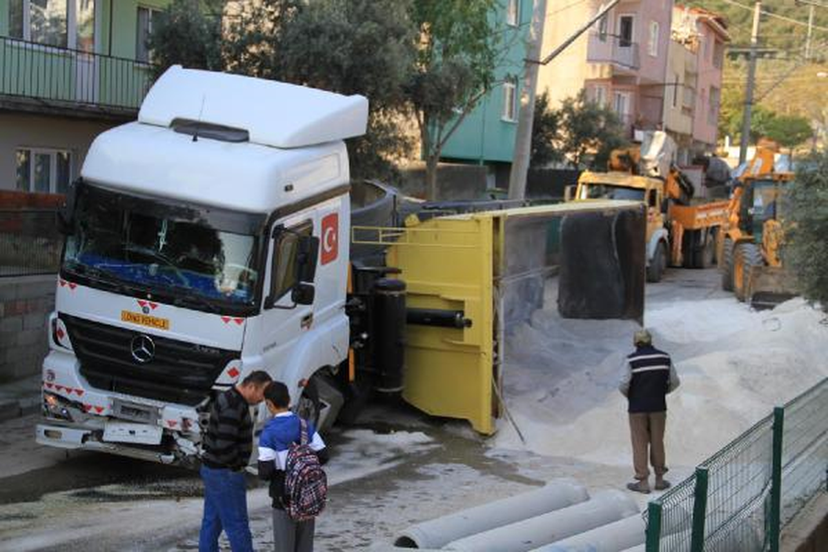 Girmesi Yasak Yolda Freni Boşalan Tır, Öğrenci Servisi ve İki Otomobile Çarptı
