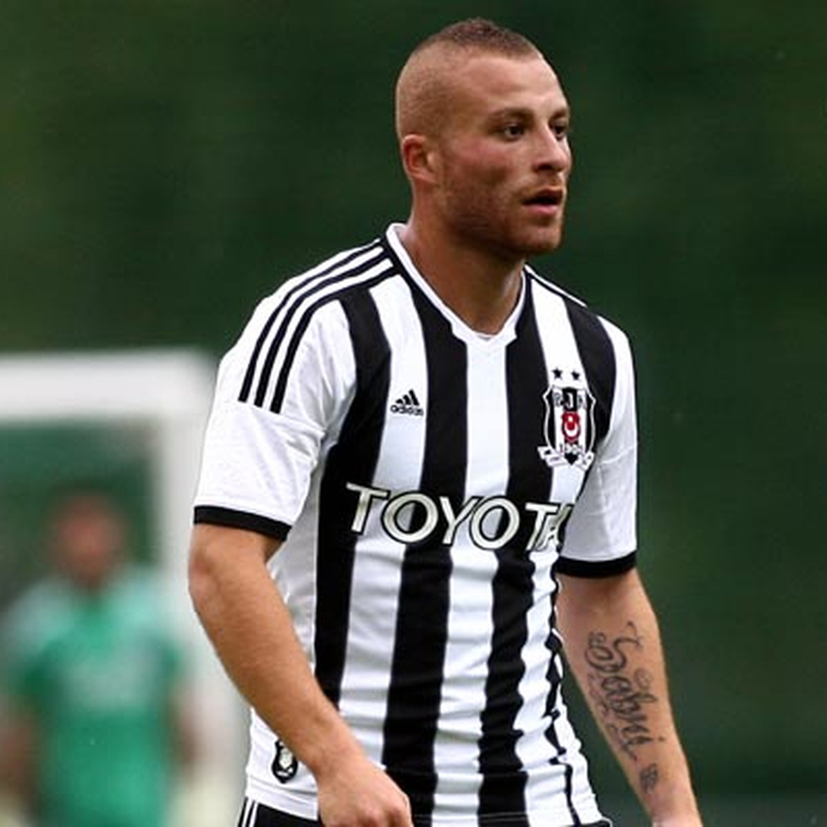 Beşiktaşlı Futbolcu Gökhan Töre Ferrari Aldı