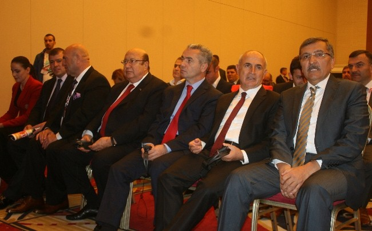 Hasan Akgün\'e Tt Belediye Başkanı Ödülü