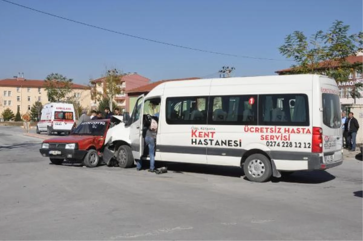 Hasta Nakil Minibüsü Otomobile Çarptı, 5 Kişi Yaralandı