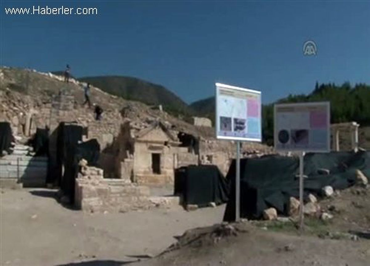 St. Philippus Kilisesinin Sütunları Ayağa Kaldırıldı