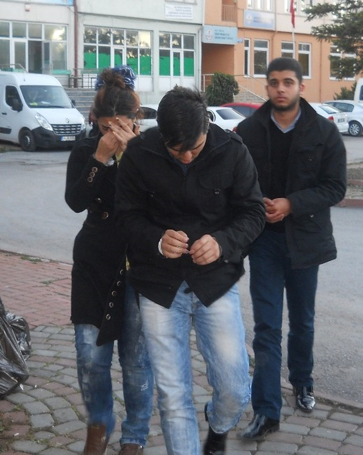 İranlı Tırnakçılar 300 TL İçin Hapse Girdi
