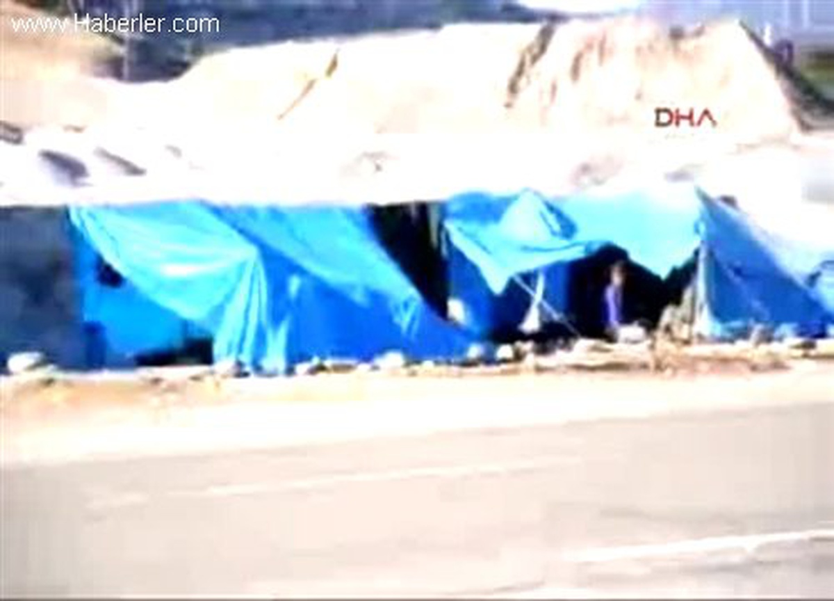 İslahiye\'de 200 Suriyeli Araziye Kurdukları Çadırda Yaşıyor