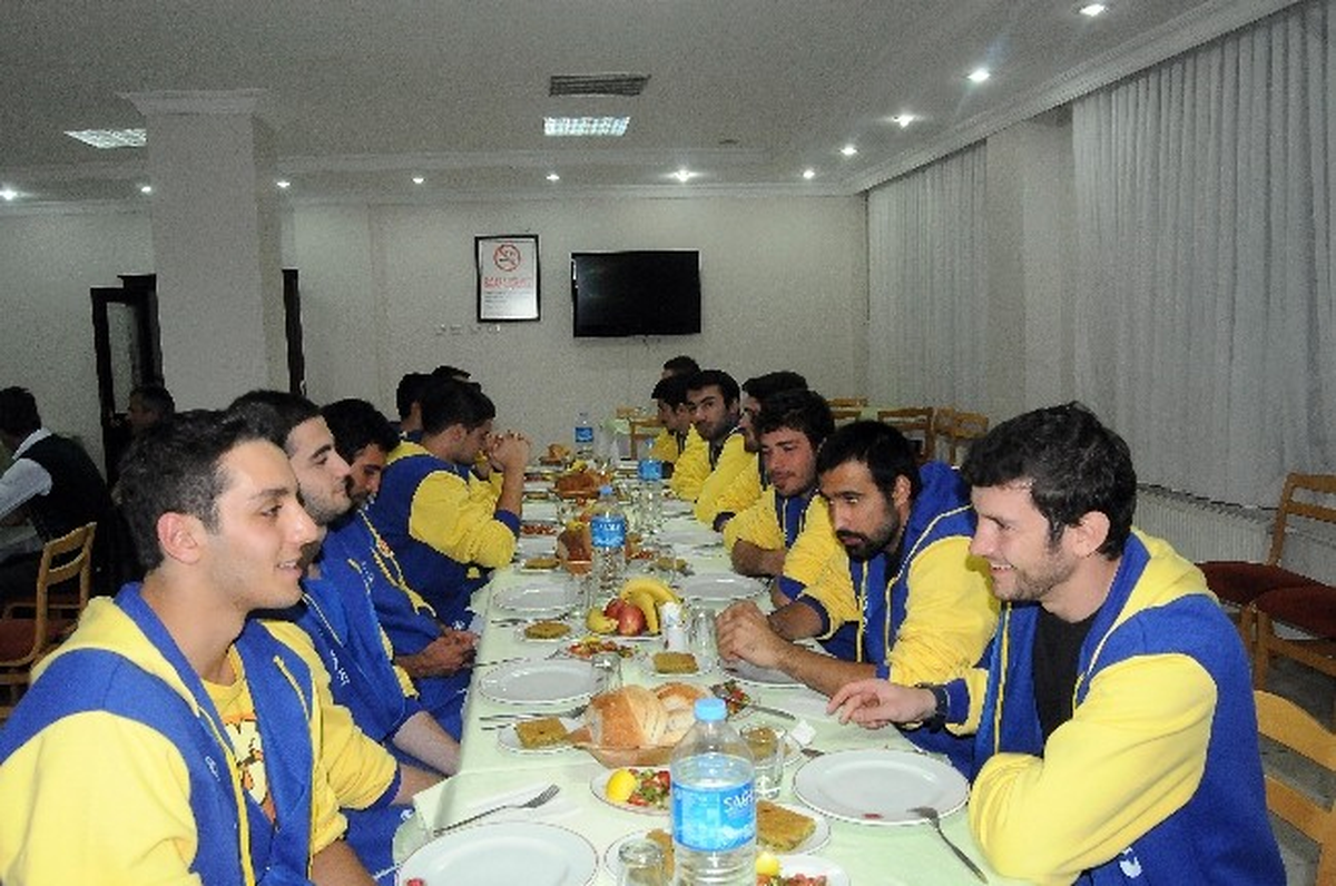 Karahasan, Sporcularla Yemekte Buluştu