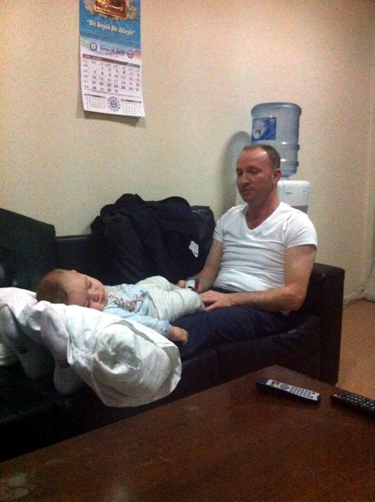 Kazazede Bebegini Sağlık Memuru Dizlerinde Uyuttu