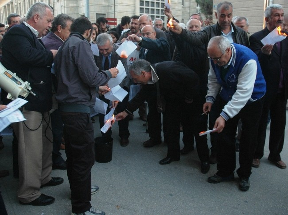 Kendilerine Kesilen Cezaları Yakarak Protesto Ettiler