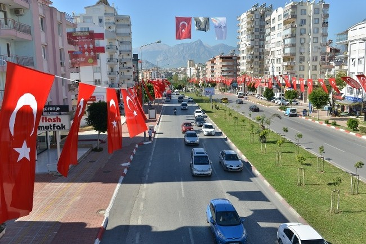Konyaaltı 10 Bin Türk Bayrağı ile Süslendi