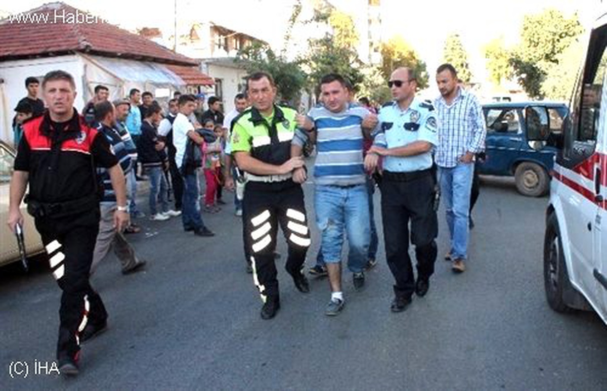 Kumluca\'da Motosikletle Otomobil Çarpıştı: 2 Yaralı