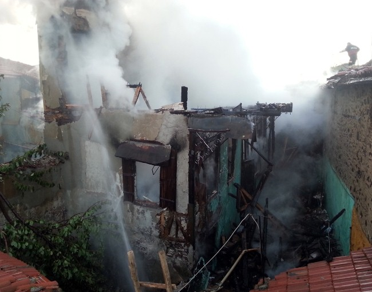 Mahallede Çıkan İkinci Yangın Korkuttu