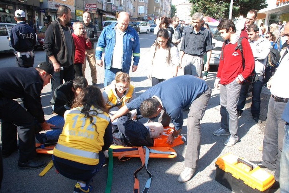 Motosiklet Sürücüsü Yayaya Çarpıp Kaçtı