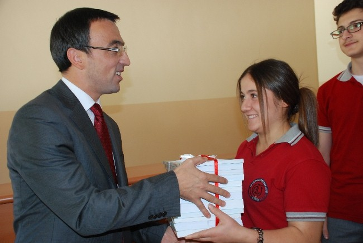 Of\'da Öğretmen Lisesi Öğrencilerine Ek Kaynak Desteği