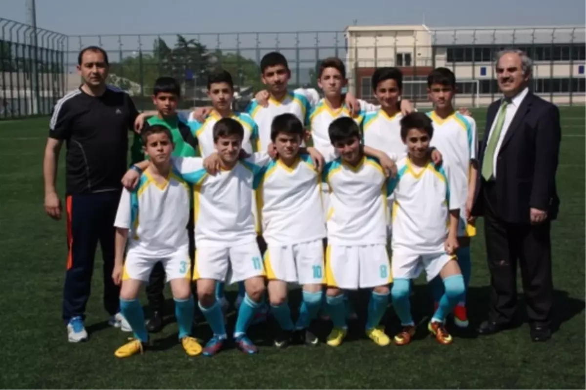 Özel İdarespor Gençler U19 Kategorisinde Şampiyon Oldu