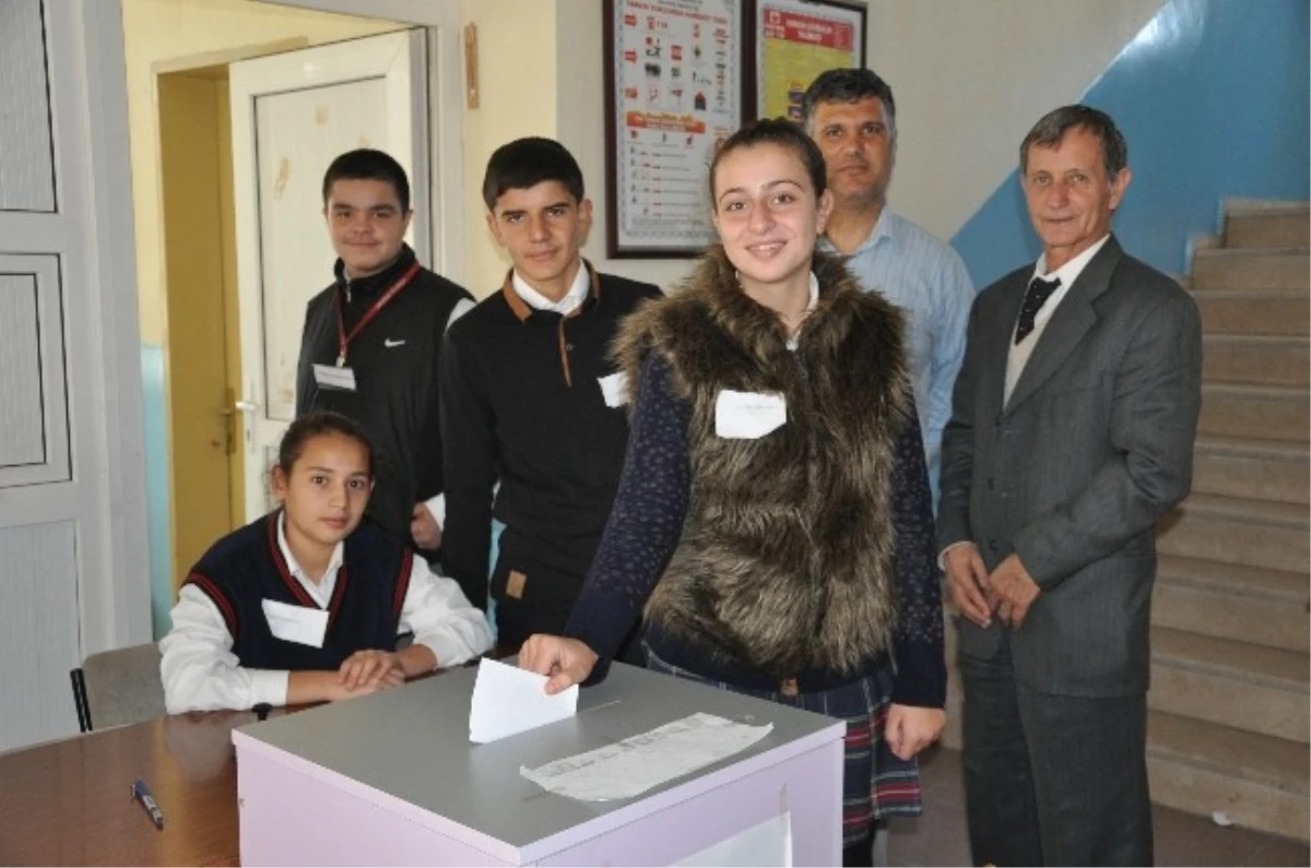 Soma Altıntaş İlköğretim Okulu\'nda Seçim Heyecanı