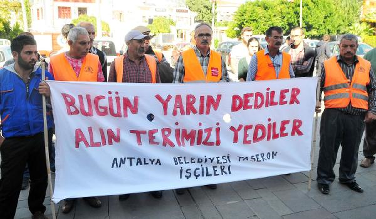 Antalya\'da Taşeron İşçilerden Yürüyüş ve Oturma Eylemi