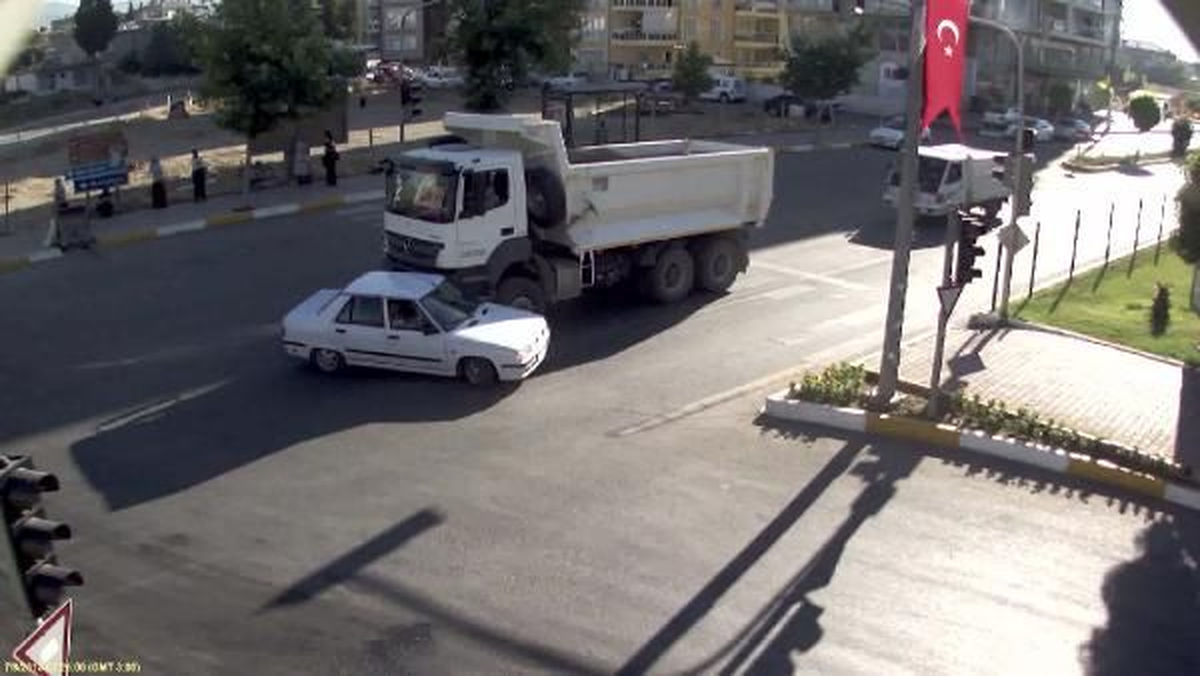 Trafik Kazaları Mobese Kameralarına Yansıdı
