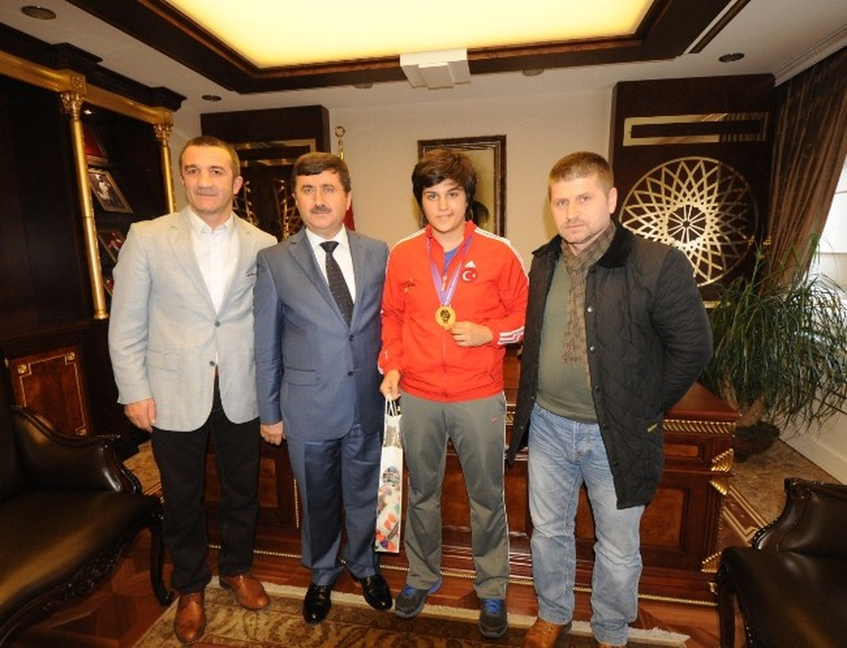Vali Öz, Dünya Yıldızlar Boks Şampiyonu\'nu Tebrik Ederek Altın Hediye Etti