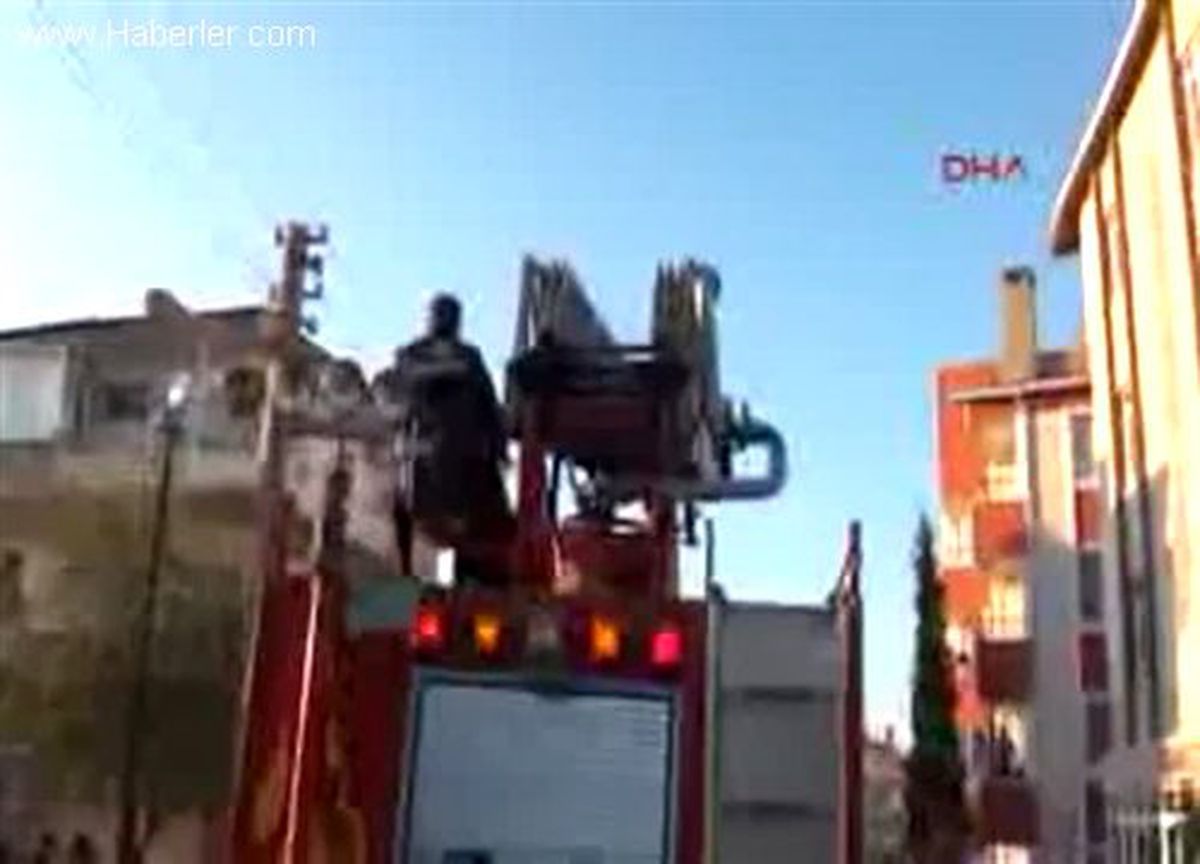 Yangında Mahsur Kalanları İtfaiye Kurtardı