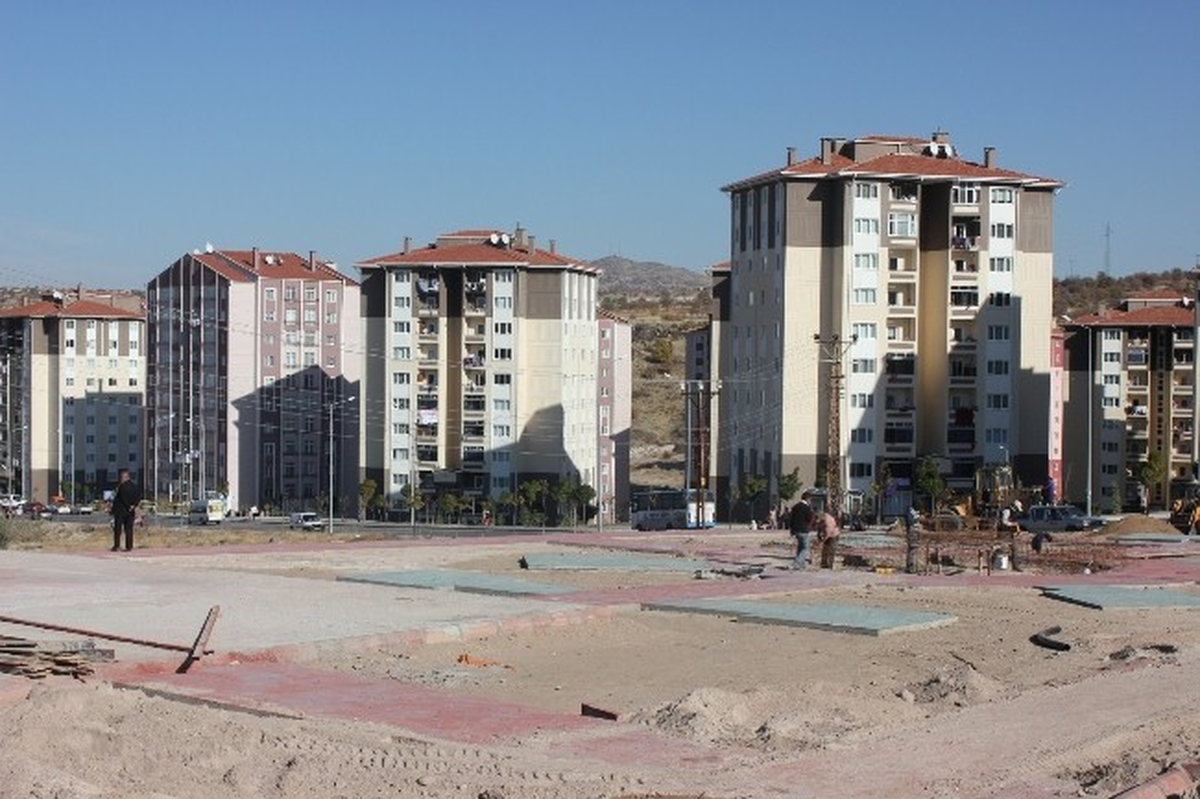 Yeni TOKİ Bloklarında Çocuk Oyun Alanı ve Dinlenme Parkı