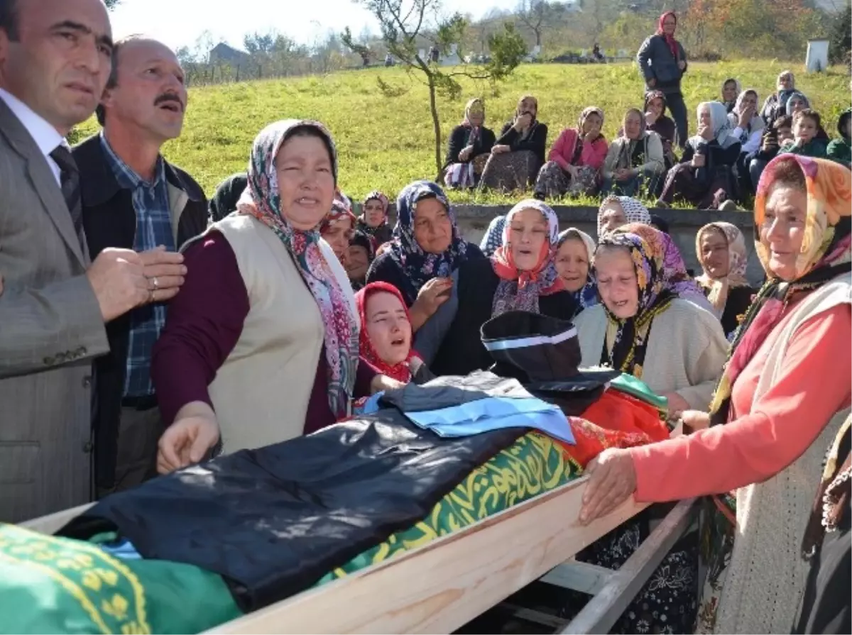 Yurtta Düşerek Hayatını Kaybeden Genç Kız, Son Yolculuğuna Uğurlandı