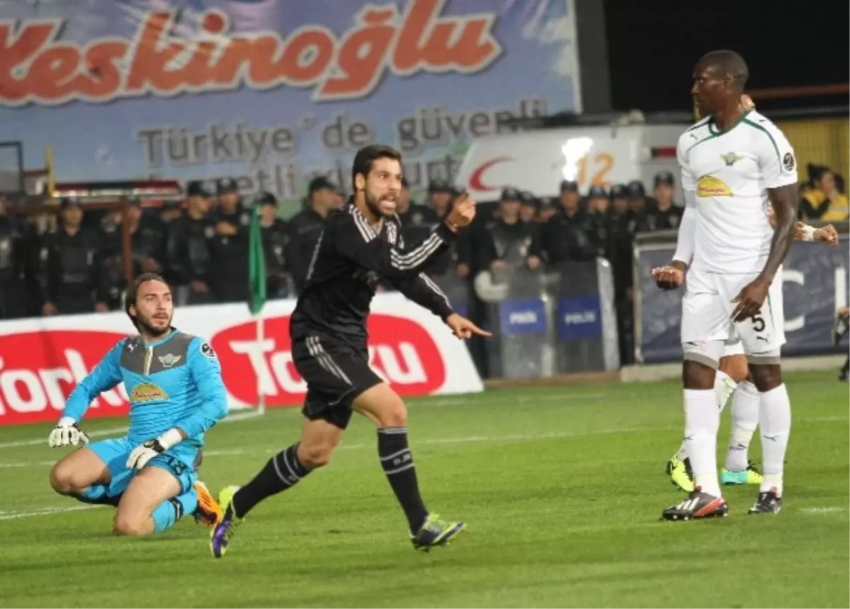 Akhisar Belediyespor-Beşiktaş Maçı 0-0 Devam Ediyor