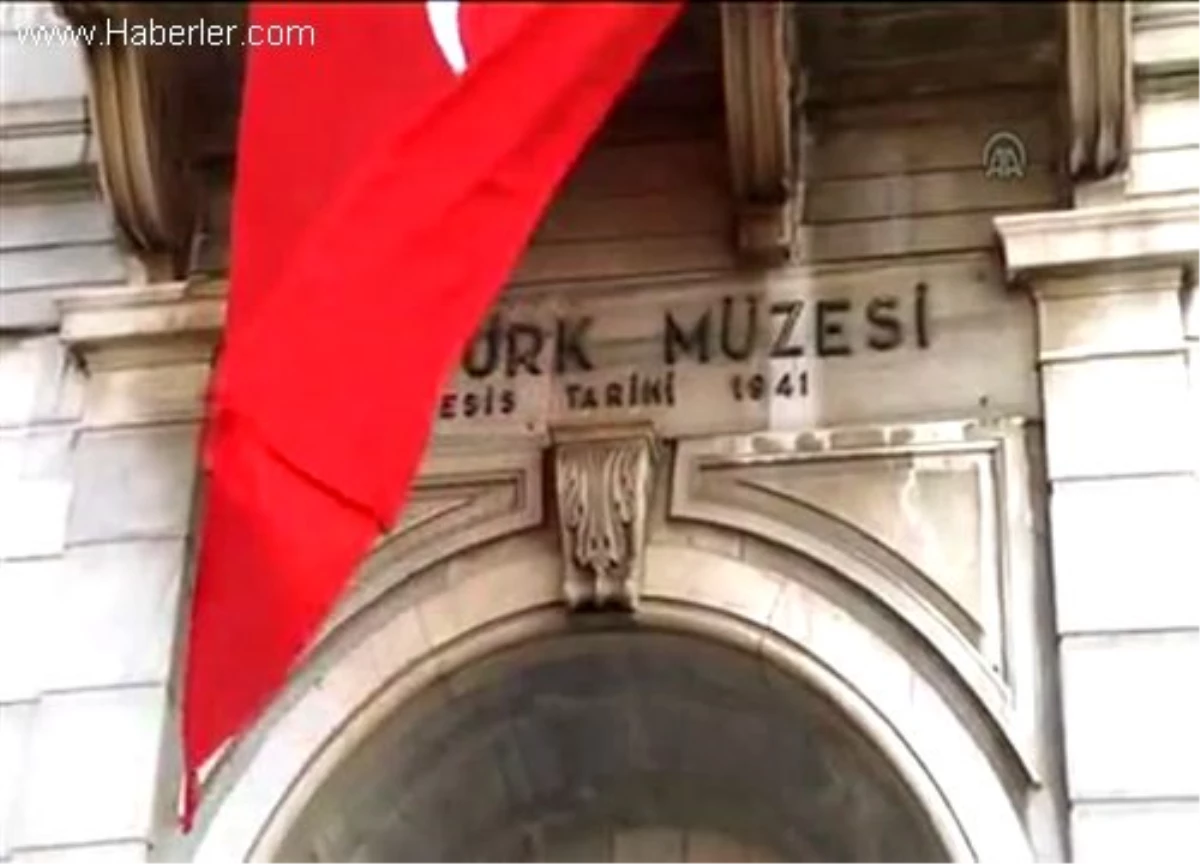 Bakan Çelik 1. Kordon\'daki Atatürk Müzesi\'ni gezdi