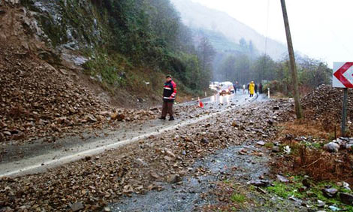 Rize-Çamlıhemşin Kara Yolunda Heyelan