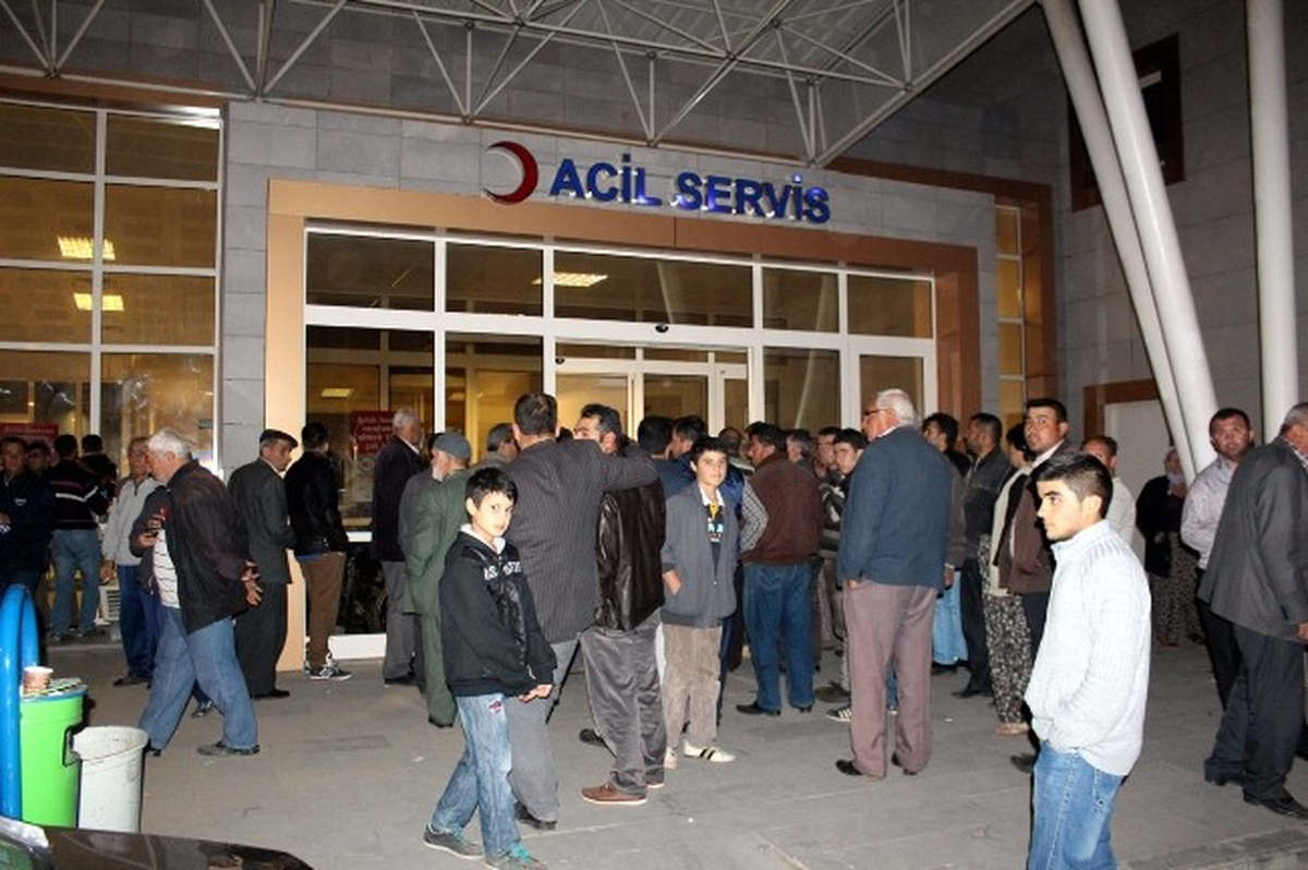 Çarpışan 2 Araç Sulama Kanalına Uçtu: 2 Ölü, 44 Yaralı